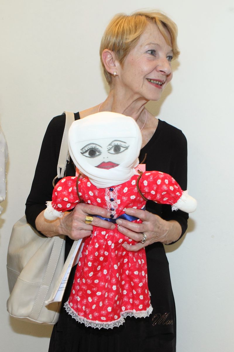 Daniela se svou panenkou.
