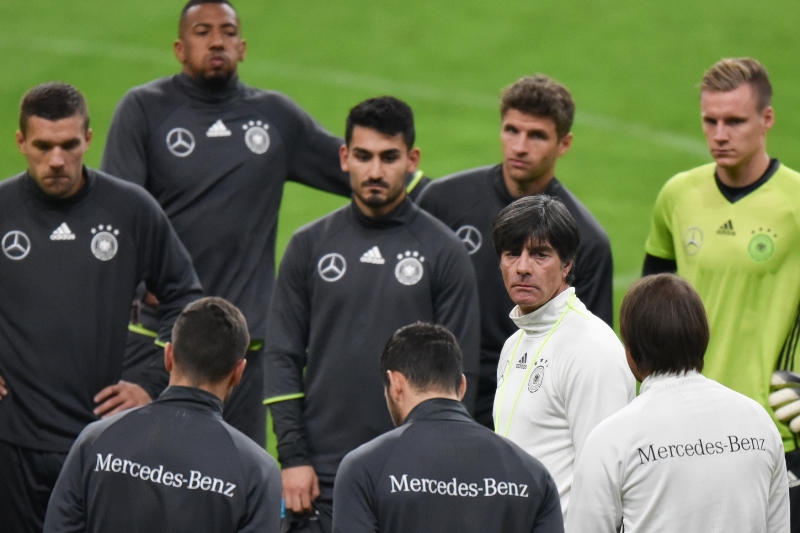 Fotbalisté Německa museli jen pár hodin před večerním přípravným zápasem ve Francii nuceně opustit svůj hotel v Paříži. Fotbalisté Německa museli jen pár hodin před večerním přípravným zápasem ve Francii nuceně opustit svůj hotel v Paříži.