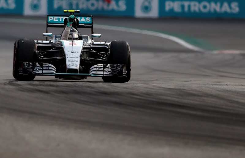 Mistr světa Lewis Hamilton s převahou vyhrál první trénink na Velkou cenu Brazílie formule 1. Mistr světa Lewis Hamilton s převahou vyhrál první trénink na Velkou cenu Brazílie formule 1.