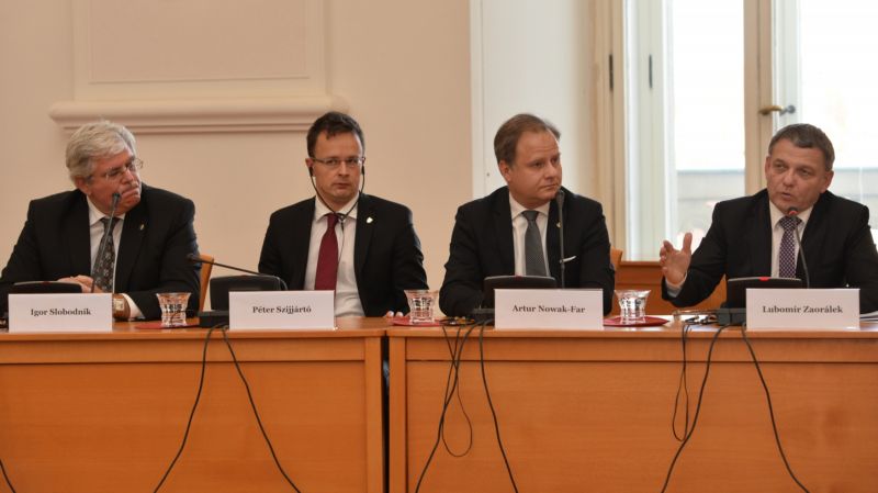 Setkání ministrů zahraničních věcí visegrádské skupiny a západního Balkánu v Praze. Zleva slovenský ministr Igor Slobodník, maďarský ministr Péter Szijjártó, Artur Nowak-Far z polského ministerstva a český ministr Lubomír Zaorálek. Setkání ministrů zahraničních věcí visegrádské skupiny a západního Balkánu v Praze. Zleva slovenský ministr Igor Slobodník, maďarský ministr Péter Szijjártó, Artur Nowak-Far z polského ministerstva a český ministr Lubomír Zaorálek.