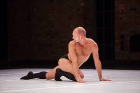 Norma je festival mezinárodního autorského činoherního a pohybového divadla. Na snímku performer Tomasz Wygoda, dílo Svěcení snů.