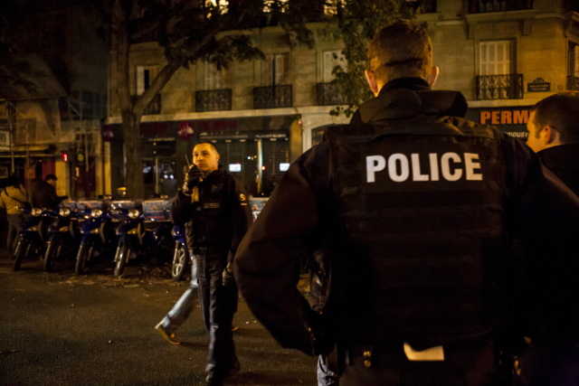 Policejní jednotky kolem koncertní haly Bataclan.