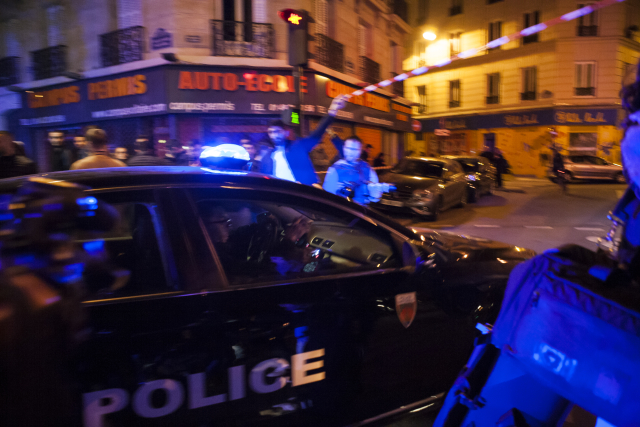 Zásah policie při teroristickém útoku na koncertě v Paříži. Zásah policie při teroristickém útoku na koncertě v Paříži.