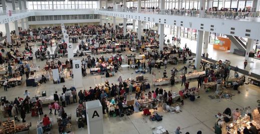 Areál zaplněný vystavovateli minerálů v květnu letošního roku.