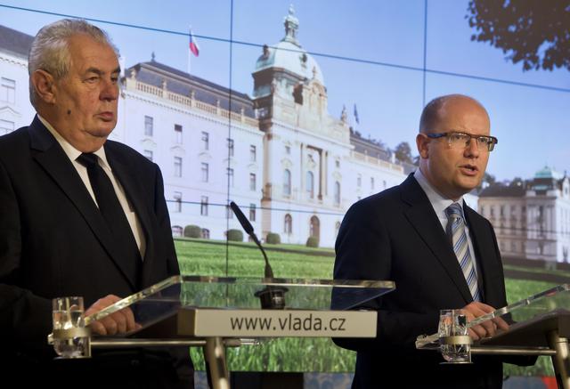 Prezident Miloš Zeman (vlevo) a premiér Bohuslav Sobotka po jednání předsednictva Bezpečnostní rady státu.