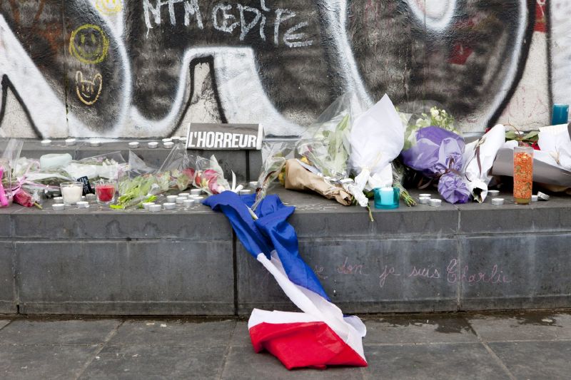 Pietní místo na Place de la Republique, v jehož okolí se stala série útoků.