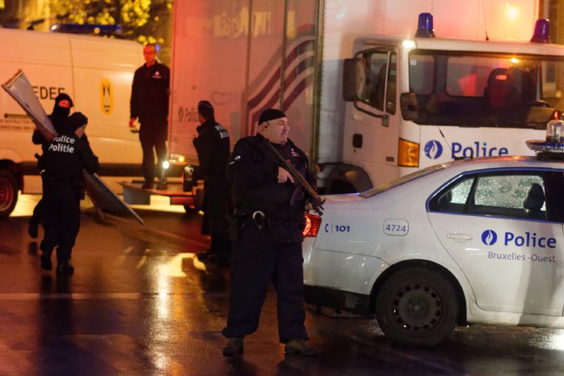 Belgická policie hledá v Bruselu komplice útočníků pařížského teroru.
