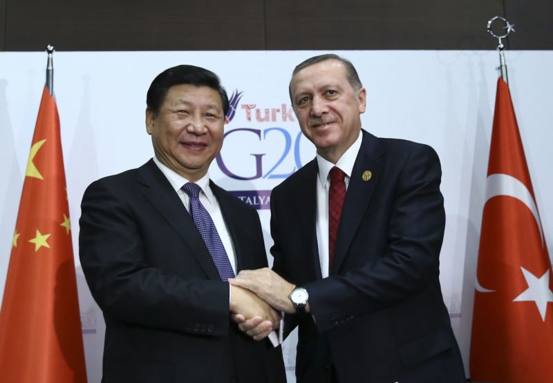 Čínský prezident Xi Jinping (vlevo) a turecký prezident Tayyip Erdogan (vpravo).