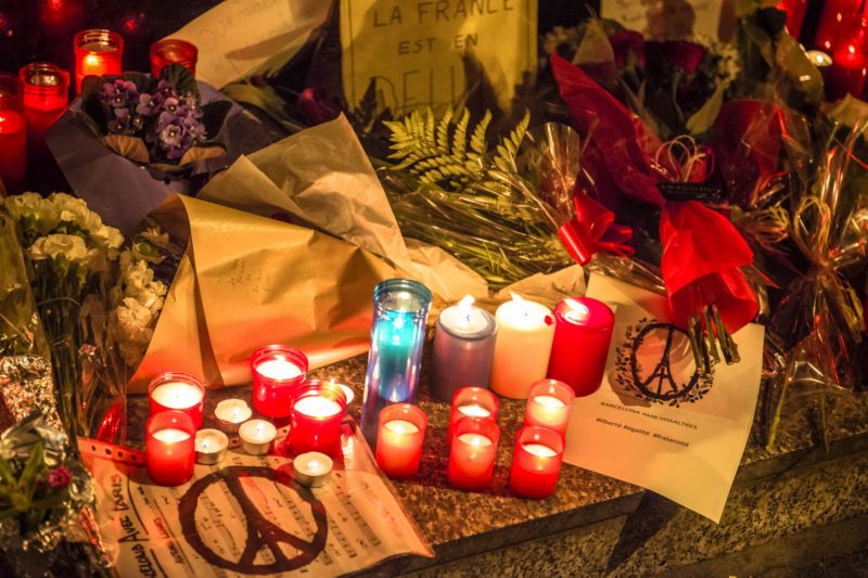 Vzpomínka na oběti pařížského útoku, generální konzulát Francie v Barceloně. Vzpomínka na oběti pařížského útoku, generální konzulát Francie v Barceloně.