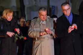 Uctění obětí teroristických útoků v Paříži před francouzskou ambasádou v Praze. Na snímku Karel Schwarzenberg (uprostřed) a Miroslav Kalousek (vpravo).