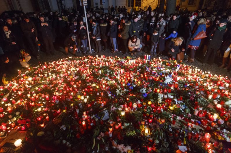 Lidé nosili před francouzskou ambasádu v Praze květiny a zapalovali svíčky k uctění obětí teroristických útoků v Paříži. Lidé nosili před francouzskou ambasádu v Praze květiny a zapalovali svíčky k uctění obětí teroristických útoků v Paříži.