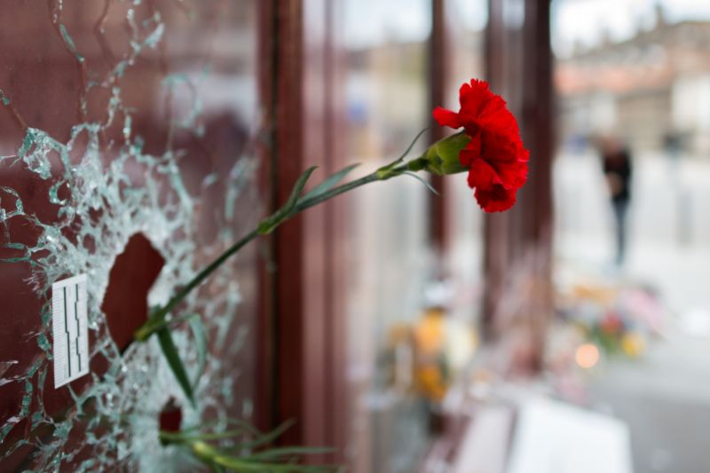 Květina jako výraz sounáležitosti s oběťmi teroristického útoku v Paříži, ulice Rue Alibert.