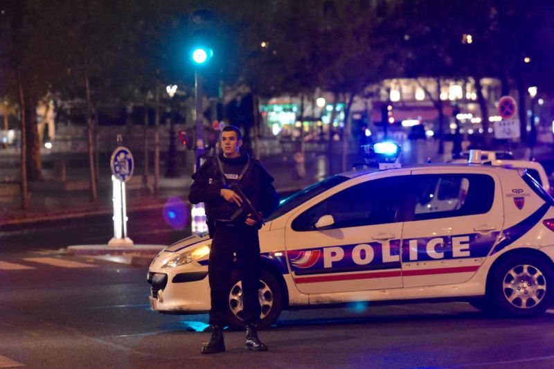 Policista v Paříži po teroristických útocích.