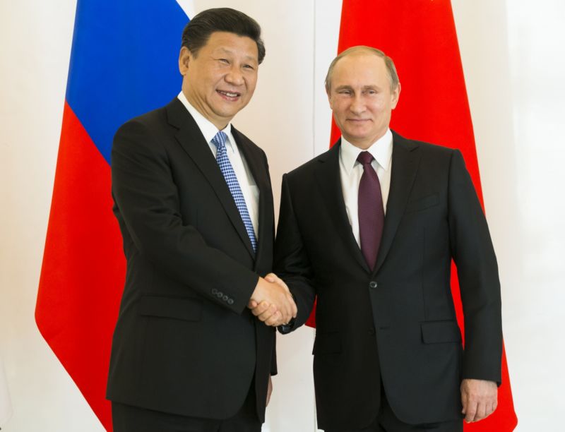 Ruský prezident Vladimir Putin (vpravo) s čínským prezidentem Xi Jinping během summitu v Antalye v Turecku.