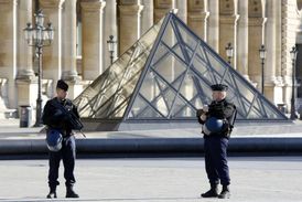 Policie stráží kolem uzavřeného muzea Louvre v Paříži, Francie.