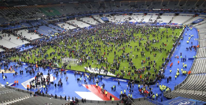 Situace na Stade de France po přátelském utkání mezi fotbalovými národními týmy Francie a Německa.