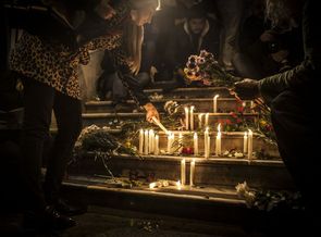Obyvatele Istanbulu se shromáždili před francouzským konzulátem, aby uctili památku zesnulým v Paříži.
