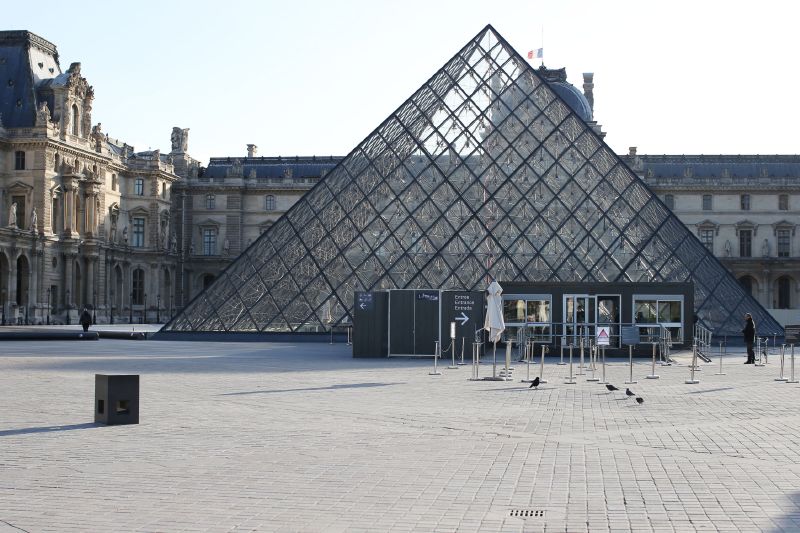Slavný vchod do pařížského muzea Louvre.