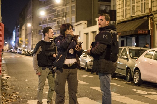 Francouzští policisté zasahují před klubem Bataclan, kde došlo k útoku.