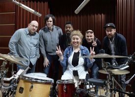 Baskytarista Josef Fečo, klávesista Brockett Parsons, bubeník George "Spanky" McCurdy, zpěvačka Erika Fečová, producent a manažer naHARIba a kytarista Marek "Mrak" Novotný.