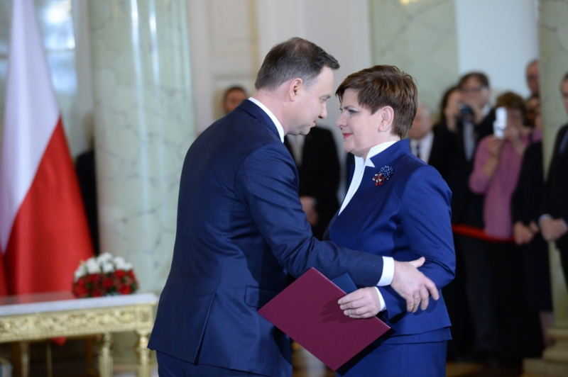Prezident Duda jmenuje novou vládu Beaty Szydlové (vpravo).