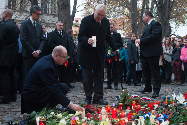 Premiér Sobotka a prezident Zeman uctili před francouzskou ambasádou oběti útoků.