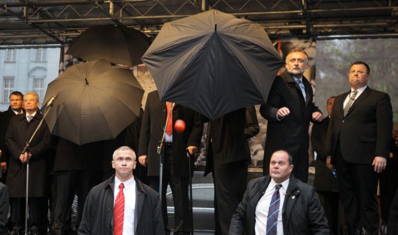 "Deštníková" obrana prezidenta Zemana. Loňský 17. listopad na Albertově.