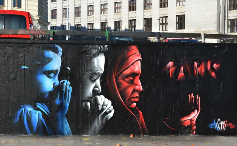 Graffiti k uctění obětí teroristických útoků v Paříži.