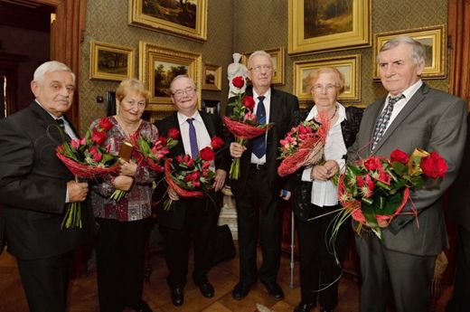 Zleva dramaturg Miloslav Klíma, manželka oceněného právníka Petra Tröstera, fyzik Mojmír Šob, bývalý rektor Českého vysokého učení technického (ČVUT) Václav Havlíček, manželka oceněného lékaře a biochemika Jiřího Kramla a chemik Jan Velíšek.