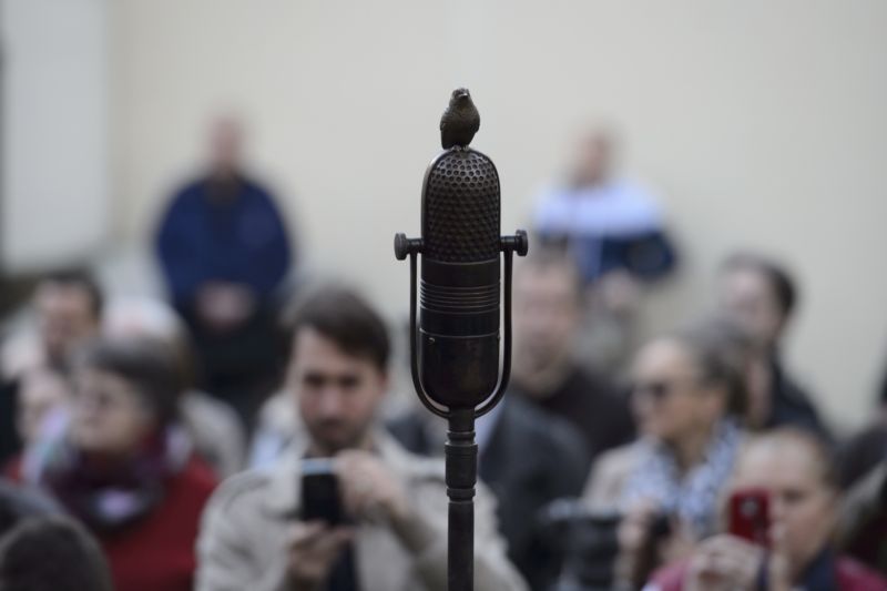 Pomník stojí symbolicky na Pětikostelním náměstí na konci Sněmovní ulice.