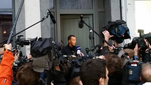 Mohamed Abdeslam na "tiskovce", kterou svolal.