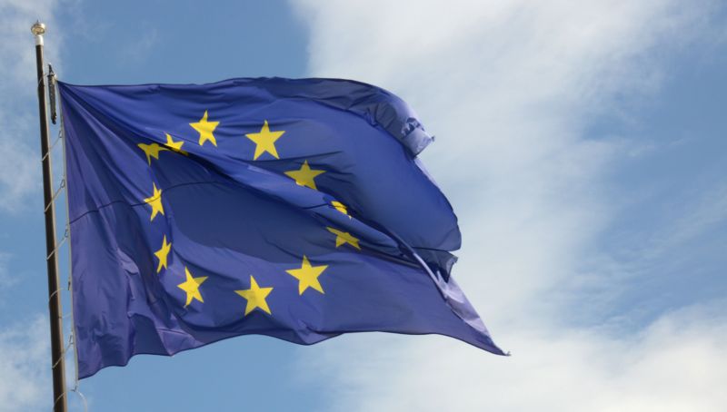 Za poslední měsíc ztratilo euro oproti dolaru přes pět procent své hodnoty.