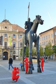 Mnoho lidí si novou sochu prohlíží a fotografuje. Některým lidem vadí, že při pohledu zprava na sochu není vidět postava jezdce, kterou zakrývá velký kulatý štít.