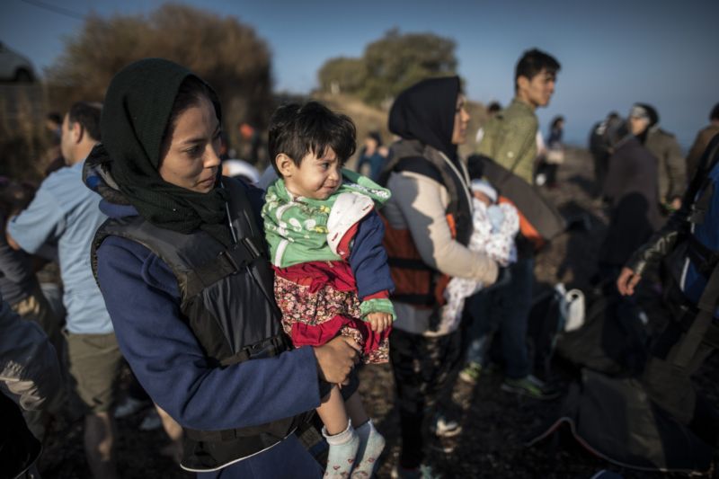 Na Lesbos stále připlouvají tisíce lidí.