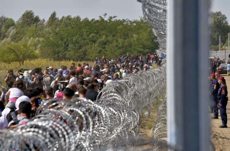 Ploty uprchlíky nezastaví, pouze změní jejich trasu po pevnině či je odkáže na podniknutí nebezpečné plavby přes moře. Ploty uprchlíky nezastaví, pouze změní jejich trasu po pevnině či je odkáže na podniknutí nebezpečné plavby přes moře.