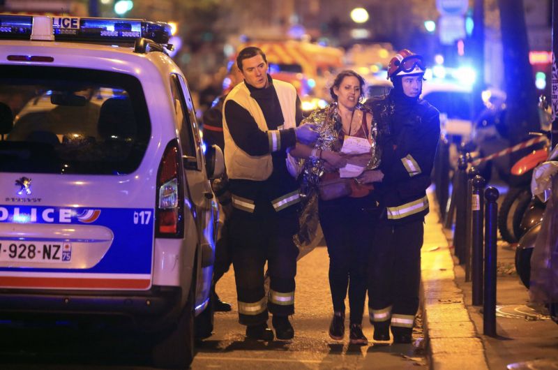Policisté ve Francii zachraňují po útoku všechny zraněné.