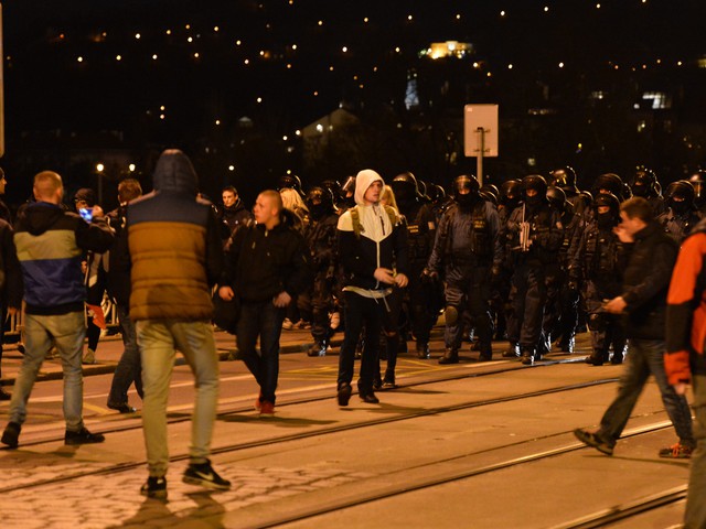 Policie zasáhla proti demonstrujícím proti migraci u Úřadu vlády v Praze.