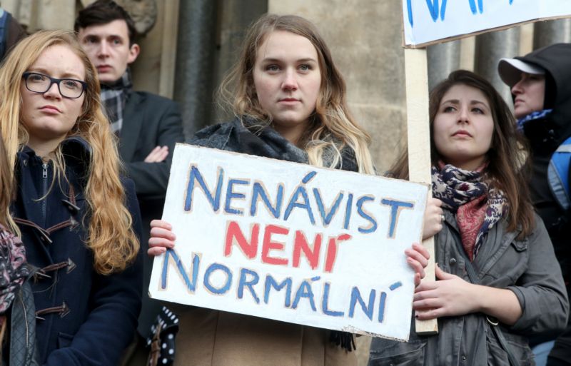 Demonstrace na podporu uprchíků na Albertově. Především studenti tak přišli vyjádřit svou podporu uprchlíkům. Kvůli akci Bloku proti islámu a prezidenta dopoledne ochranka odmítla pustit studenty na Albertově ke studentské pamětní desce. 