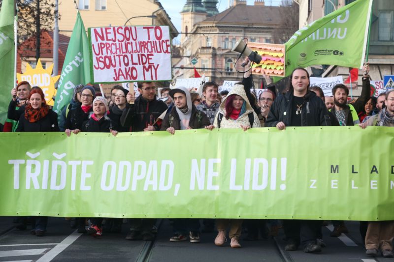 Příznivci uprchlíků pochodovali až na Pražský hrad.