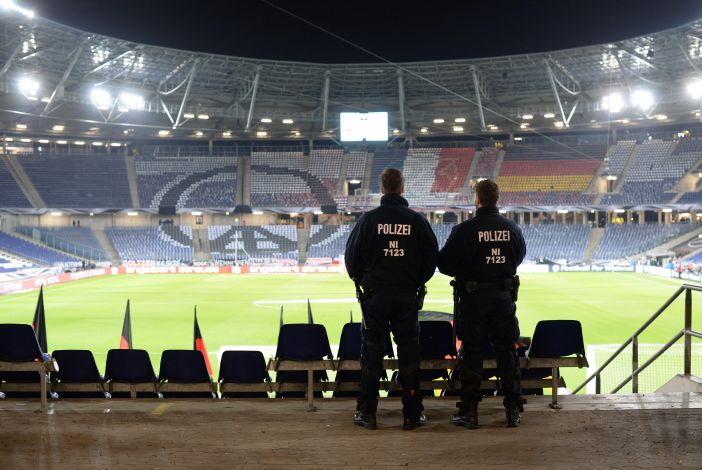 Policisté na stadionu v Hannoveru.