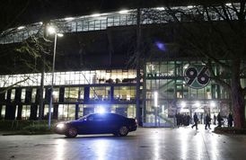 Policejní auto před stadionem v Hannoveru, kde se měl uskutečnit fotbalový zápas mezi Nizozemskem a Německem.