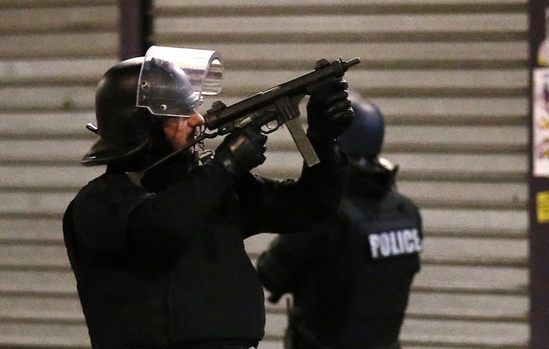 Francouzská policie při zásahu.