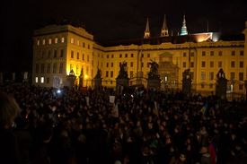 Demonstranti před Pražským hradem.