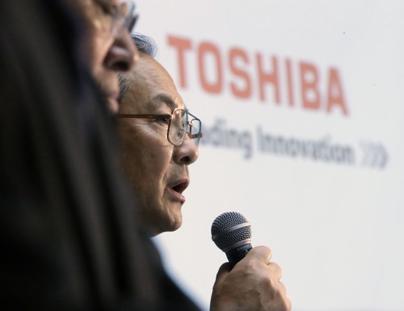 Generální ředitel společnosti Toshiba promlouvá na tiskové konferenci.