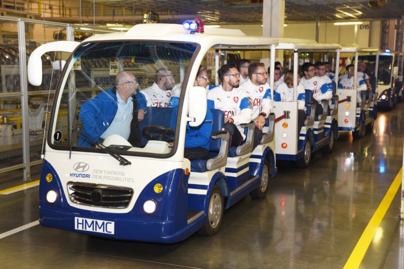 Fotbaloví reprezentanti zavítali do nošovického závodu Hyundai Motor Manufacturing Czech.
