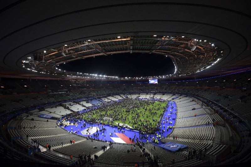 Fanoušci na stadionu Stade de France bezprostředně po teroristických útocích v ulicích Paříže.
