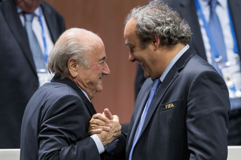 Odvolací komise Mezinárodní fotbalové federace FIFA zamítla odvolání dosluhujícího šéfa Seppa Blattera a předsedy UEFA Michela Platiniho proti suspendaci na 90 dnů. 