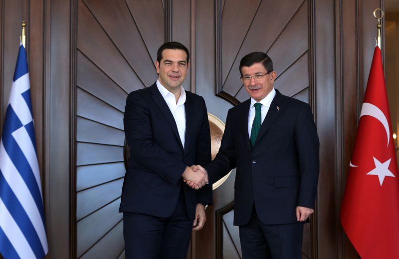 Řecký premiér Alexis Tsipras (vlevo) a turecký premiér Ahmet Davutoglu při jednání v Cankaya Palace v Ankaře, Turecko. Řecký premiér Alexis Tsipras (vlevo) a turecký premiér Ahmet Davutoglu při jednání v Cankaya Palace v Ankaře, Turecko.