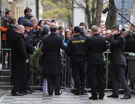 Studentům překazili uctění památníku na Albertově policisté.
