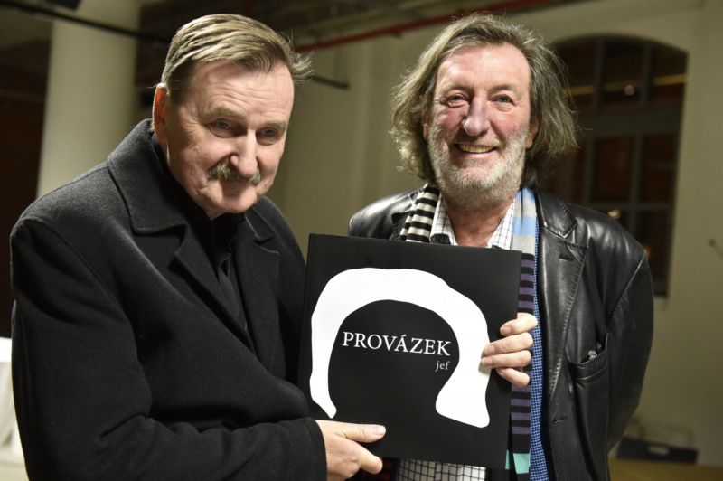 Vyšla nová publikace Provázek s fotografiemi Jefa Kratochvila (vlevo). Na snímku vpravo je herec Boleslav Polívka. Vyšla nová publikace Provázek s fotografiemi Jefa Kratochvila (vlevo). Na snímku vpravo je herec Boleslav Polívka.